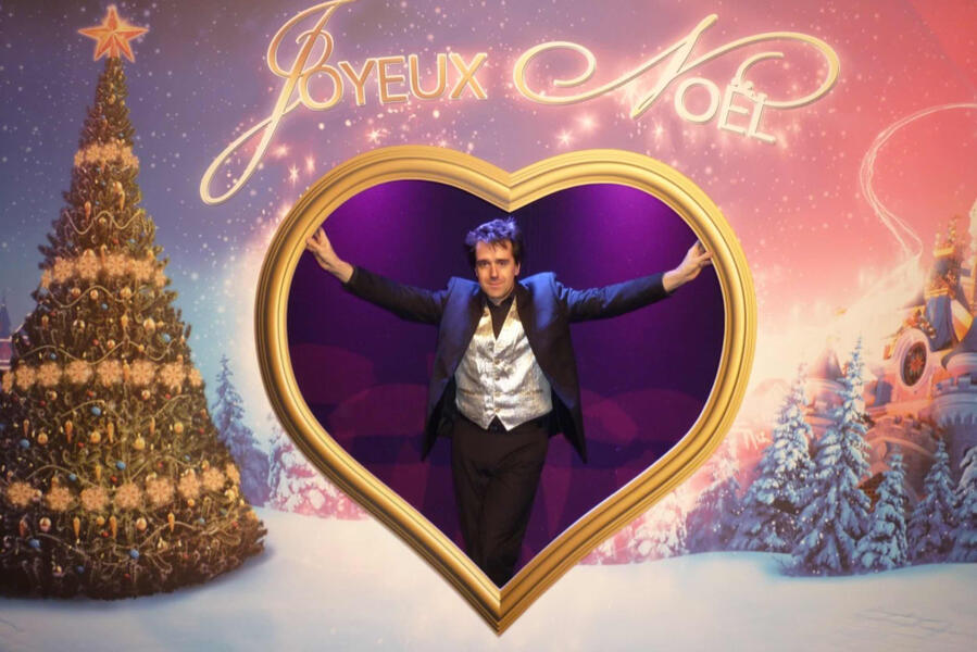 Animation close-up magie : tour de cartes présenté à une table lors d’un événement pour seniors.