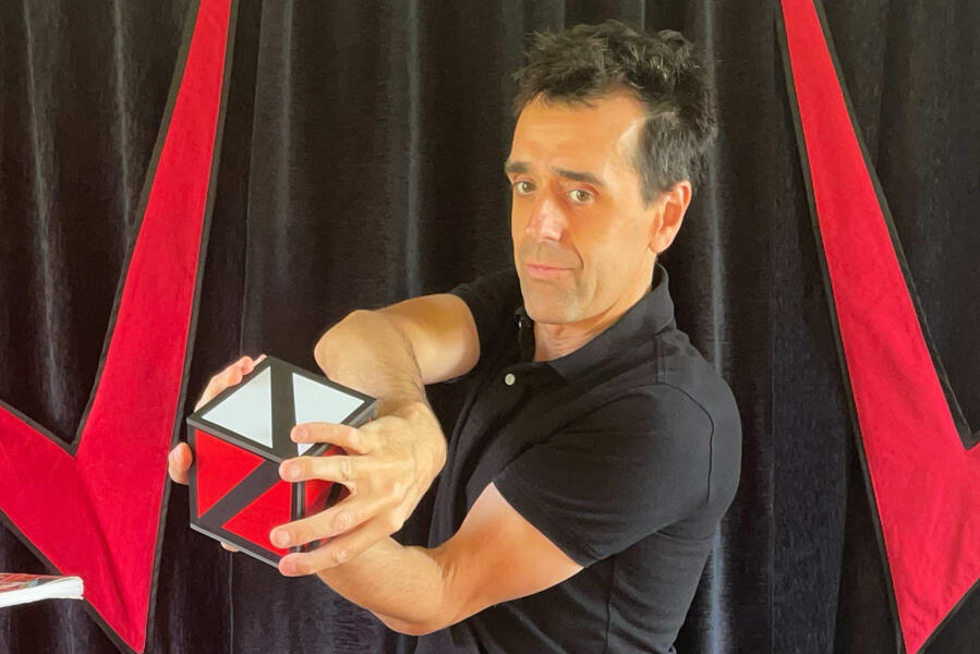 Spik Spakkk !, spectacle, de magie et d'illusion d'optique pour les seigneurs d'un CCAS, juste avant un après-midi dansant à Deauville.