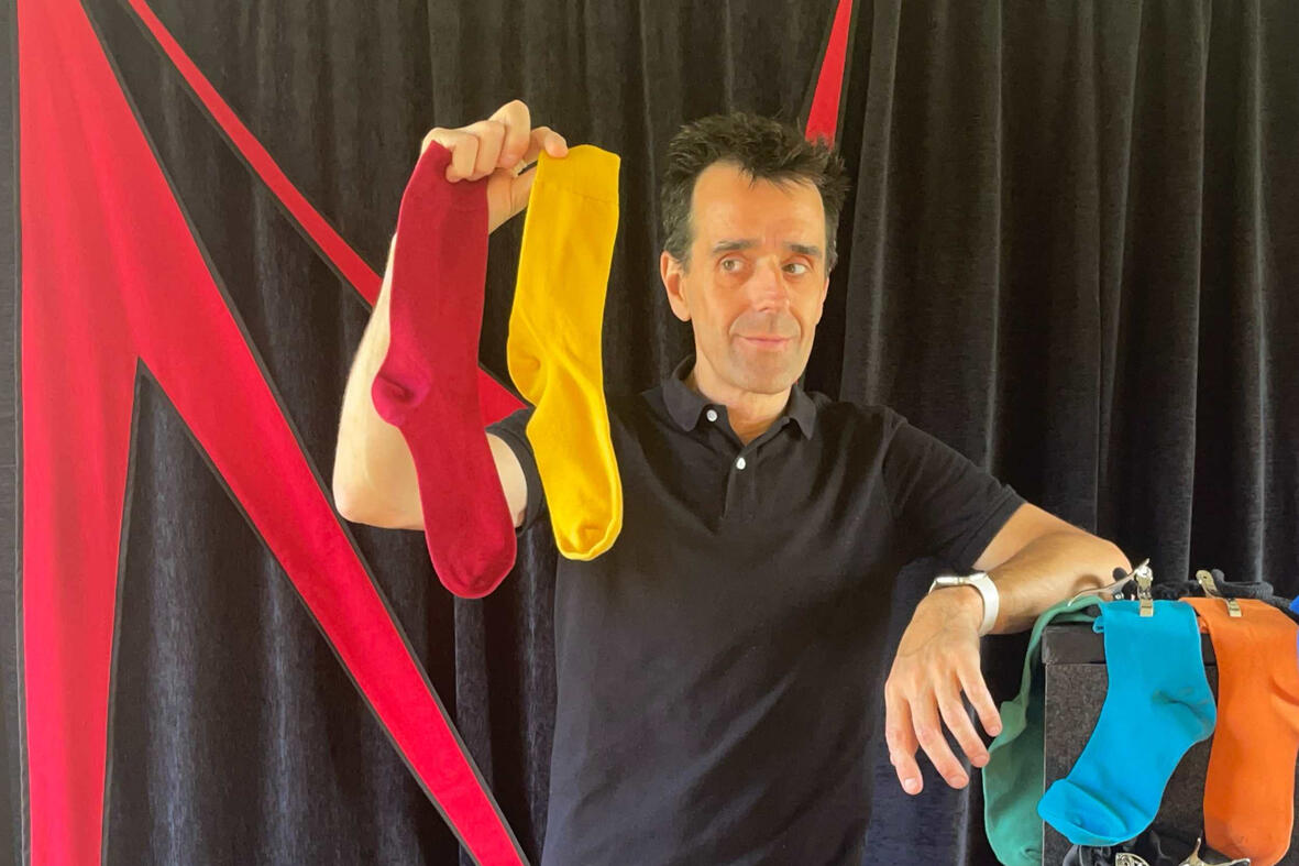 Spik Spakkk ! Monsieur Fred réalise une apparition et transformation de foulards de couleurs vives lors d’un spectacle interactif, captivant seniors et familles avec ses effets visuels.