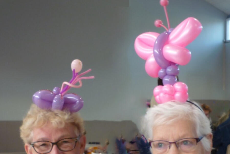 Animation de sculpture sur ballons pour seniors : ballons sculptés présenté à une table lors d’un événement pour seniors.