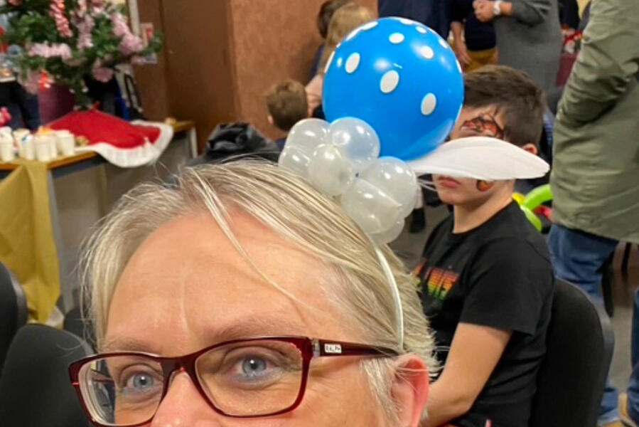 Animation de sculpture sur ballons pour seniors : interaction entre le magicien et le public lors d’une animation festive.