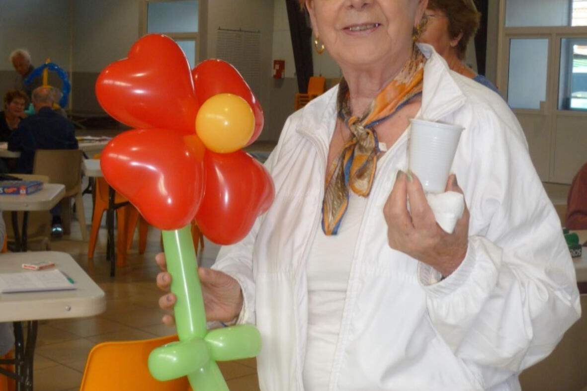 Sculpture sur ballons Créations originales en ballons torsadés présentées lors d’une fête pour seniors.