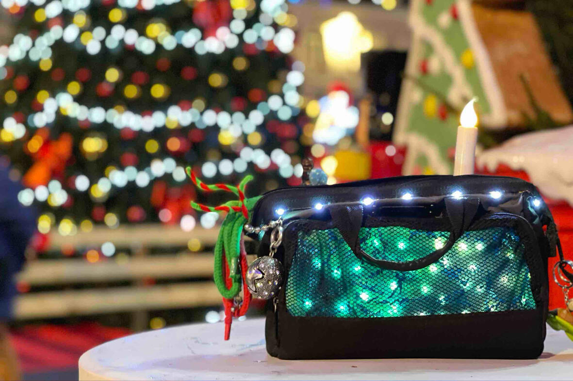 Animation de magie en close-up : spectateurs émerveillés autour du magicien pendant un événement.