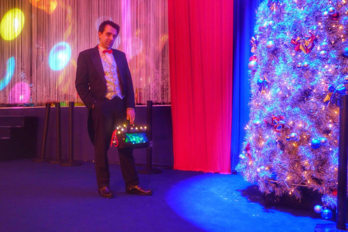 Close-up magie : interaction entre le magicien et le public lors d’une animation festive.