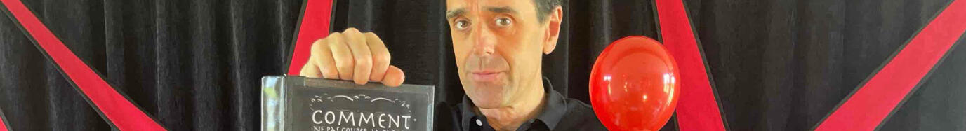 Monsieur Fred et Aurore la comédienne sur scène et le spectacle “Risque-Tout”, captivant enfants et familles avec des numéros de magie et d’animation interactifs dans les hauts-de-france et normandie