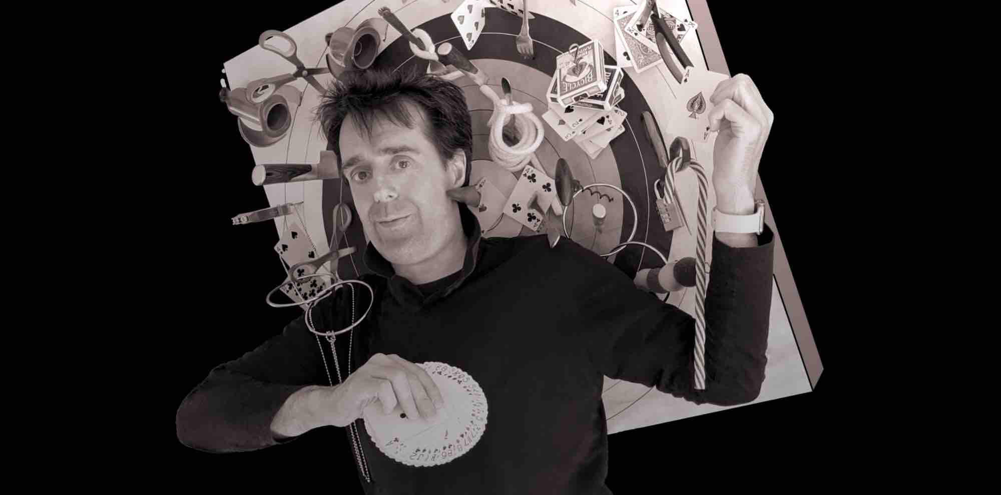 Animation magie de close-up Magicien réalisant un tour de close-up magie devant un petit groupe lors d’une animation pour ccas.